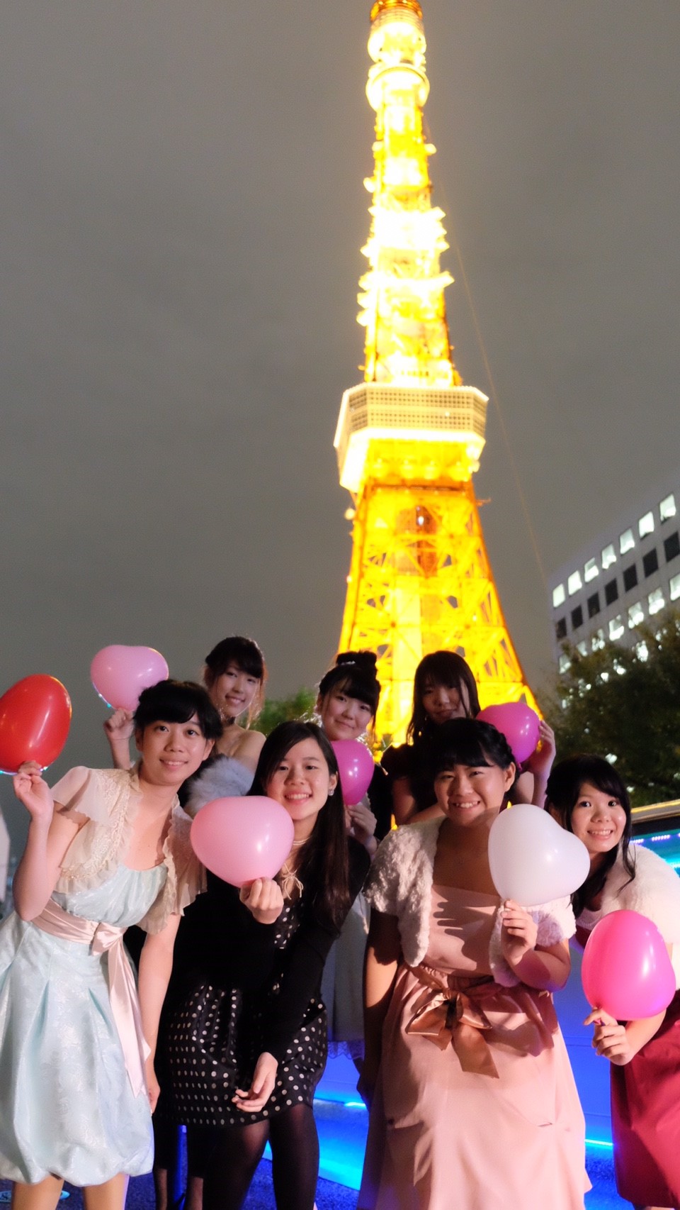 東京タワーで皆で記念撮影女子会で盛りあがろう